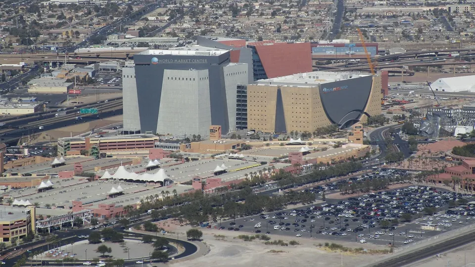 Las Vegas North Premium Outlets en primer plano, junto a World Market Center · archivo 2019