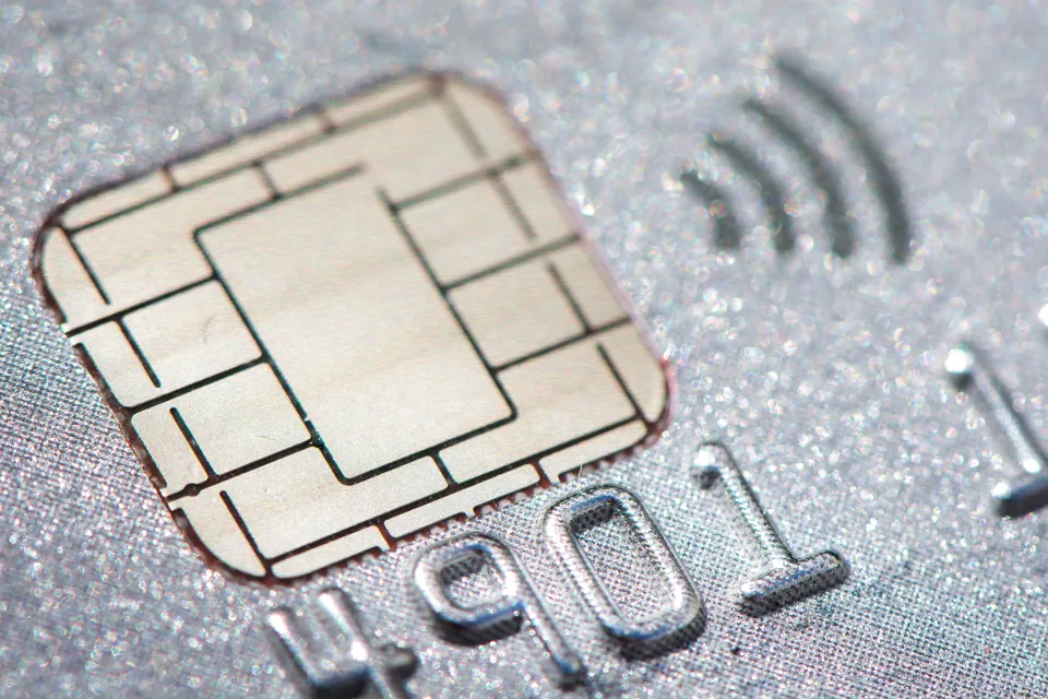 Chip de tarjeta con símbolo de pago sin contacto
