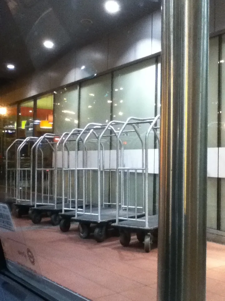 Carros para transportar equipaje en un hotel