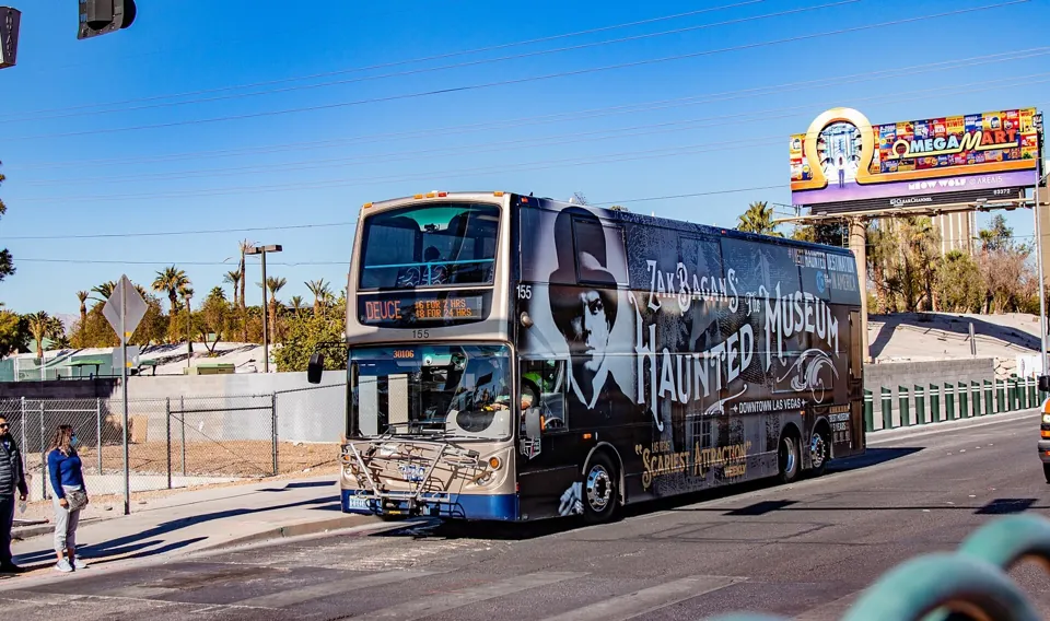 Autobús The Deuce de RTC en Las Vegas Boulevard · archivo 2021
