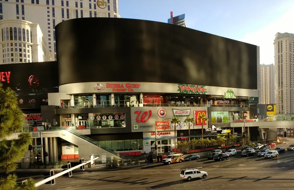 Walgreens y otros comercios en Harmon Corner del Strip
