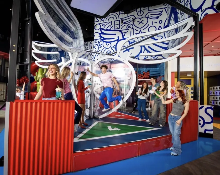 Visitantes junto a un juego de aros de Play Playground en Luxor