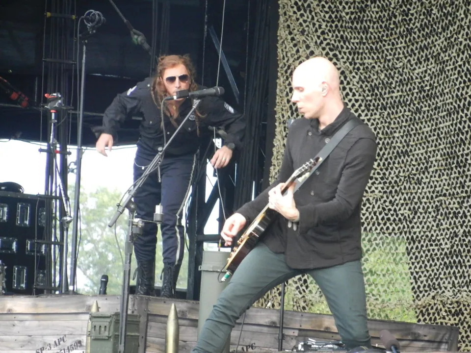 Integrantes de A Perfect Circle actuando en un escenario de Lollapalooza en 2011.