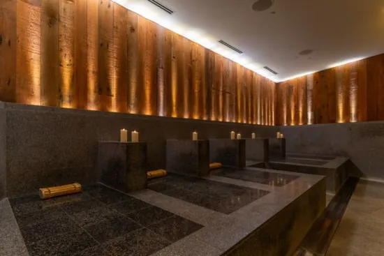 Camas de piedra Ganbanyoku en el spa de ARIA.