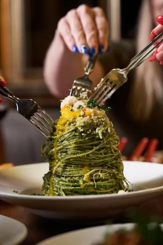 Spaghettini de Beauty & Essex; presentación y menú sujetos a cambios.