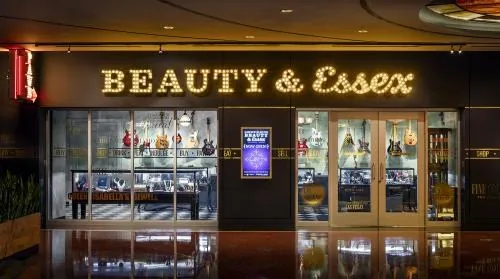 Fachada de Beauty & Essex y su acceso con escaparates en The Cosmopolitan.