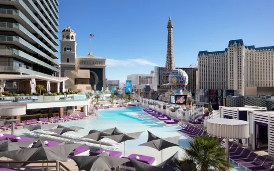 Boulevard Pool en The Cosmopolitan, con vista al Strip.
