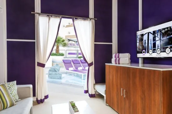 Interior de una cabana de Boulevard Pool en The Cosmopolitan.