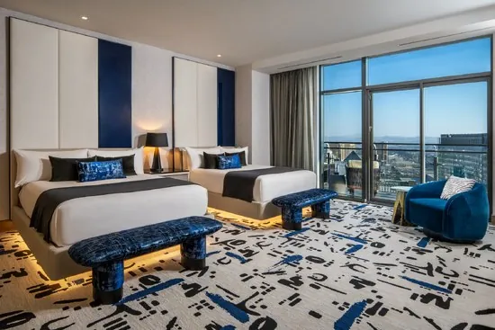 Dormitorio de dos camas Queen de un Chelsea Penthouse de The Cosmopolitan.