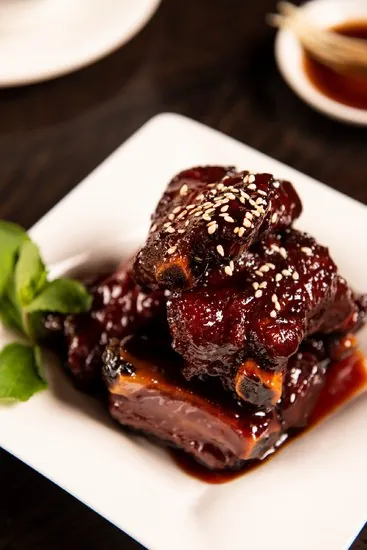 Costillas de cerdo agridulces presentadas por Din Tai Fung en ARIA.