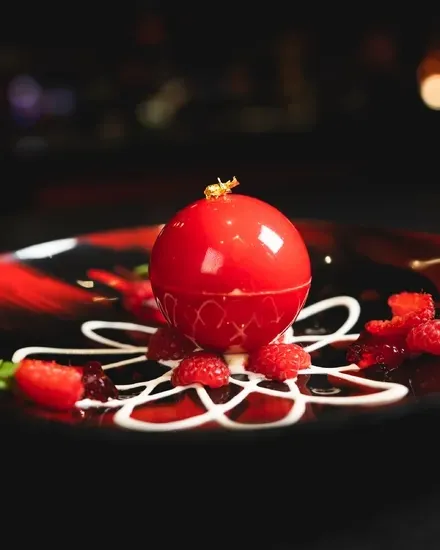 La Framboise, postre presentado por L’Atelier de Joël Robuchon; fotografía de prensa, presentación sujeta a cambios