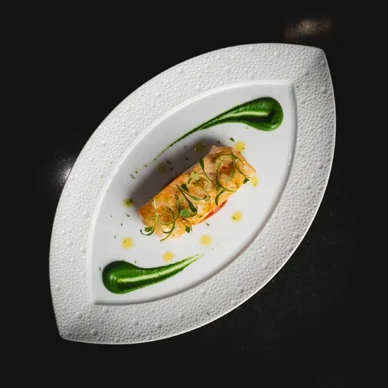 Plato de pescado presentado por L’Atelier de Joël Robuchon en MGM Grand; fotografía de prensa, no confirma menú actual