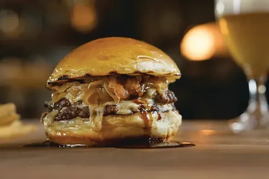 Hamburguesa presentada por Libertine Social; fotografía de prensa, menú y presentación sujetos a cambios