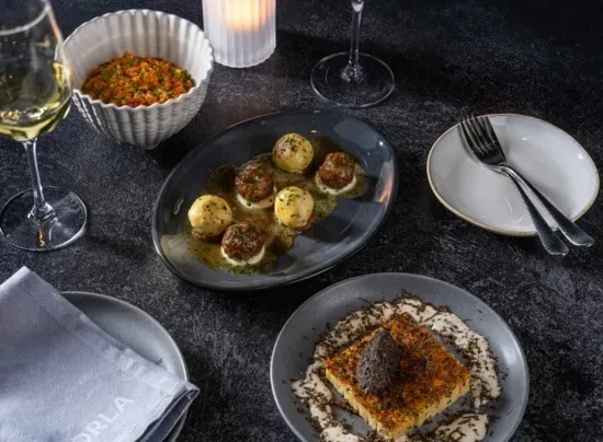 Preparaciones presentadas por Orla: crab rice, gnudi, albóndiga de cordero y macaroni bechamel; fotografía de prensa, no confirma menú actual