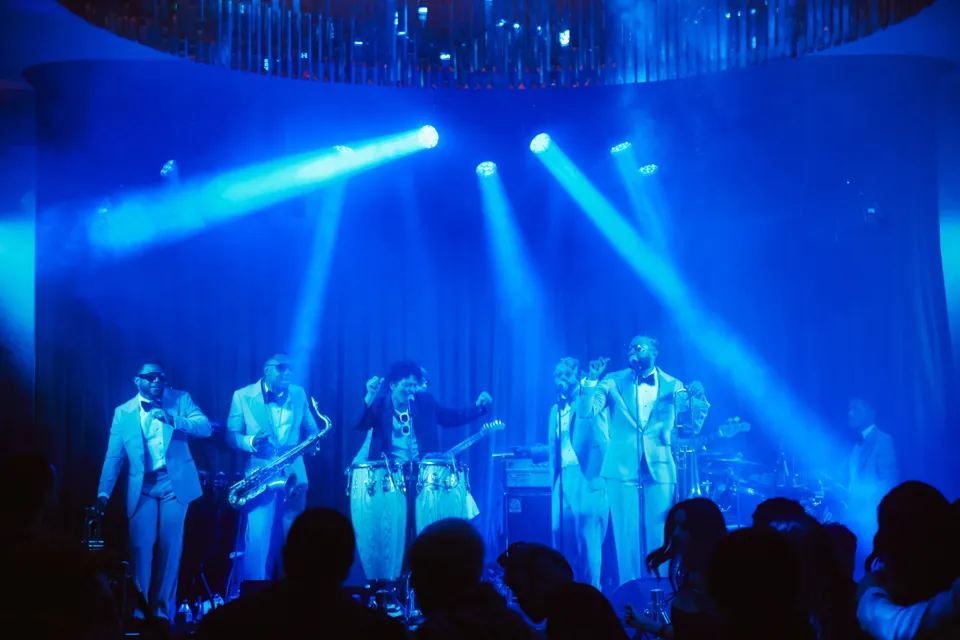 Bruno Mars y The Hooligans durante la celebración de apertura de The Pinky Ring en Bellagio, febrero de 2024.