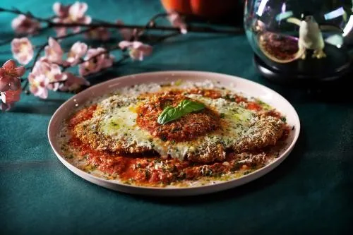 Chicken Parm de Superfrico · fotografía de prensa; presentación y menú sujetos a cambios.