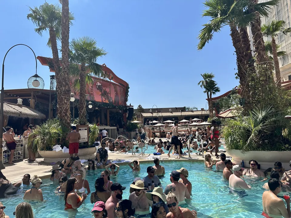 Área de albercas de TAO Beach en The Venetian