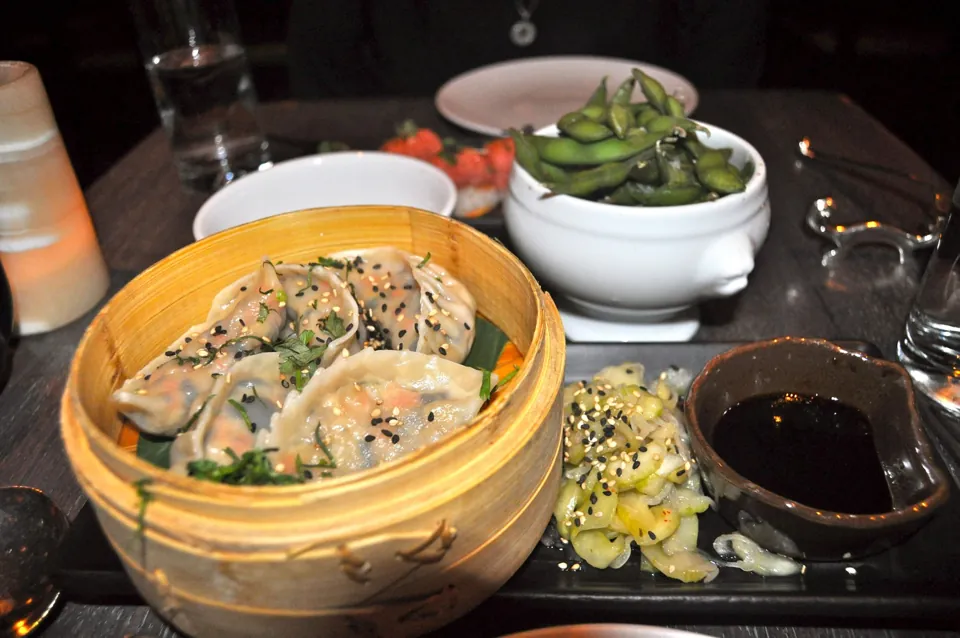 Dumplings y edamame fotografiados en TAO Las Vegas