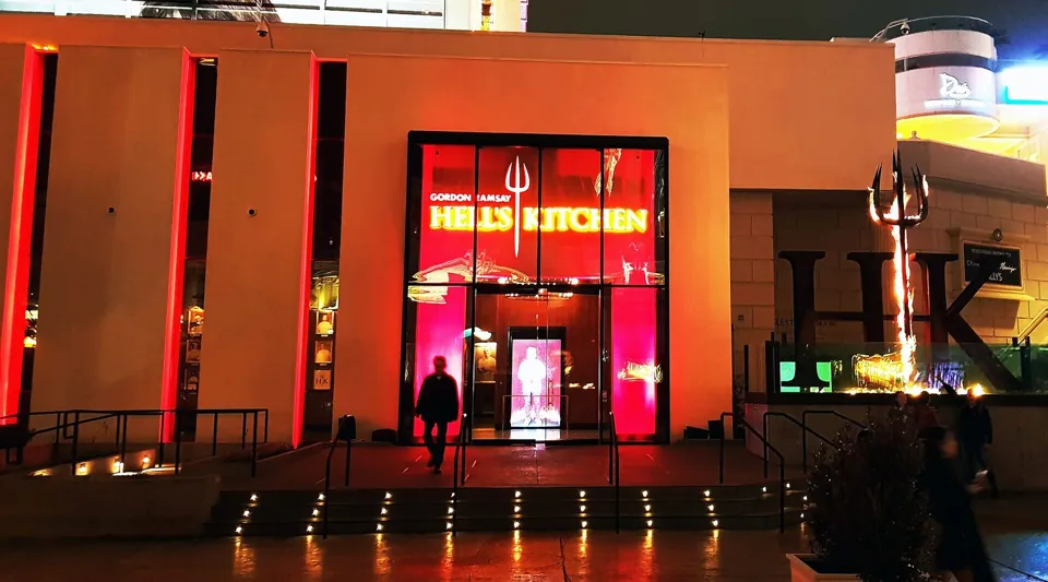 Hell’s Kitchen frente a Caesars Palace, fachada nocturna · archivo 2019