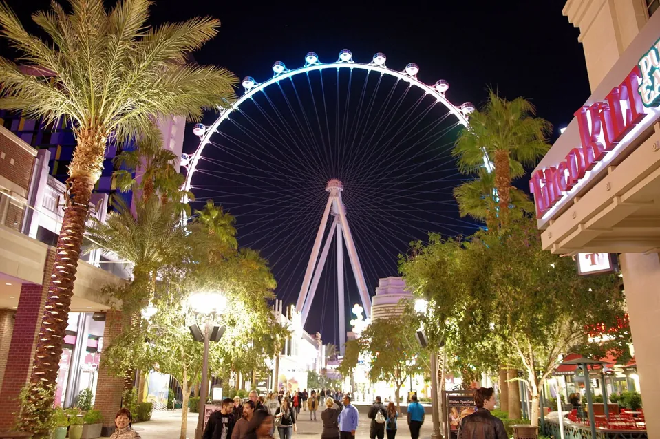 High Roller visto desde LINQ Promenade por la noche · archivo 2017