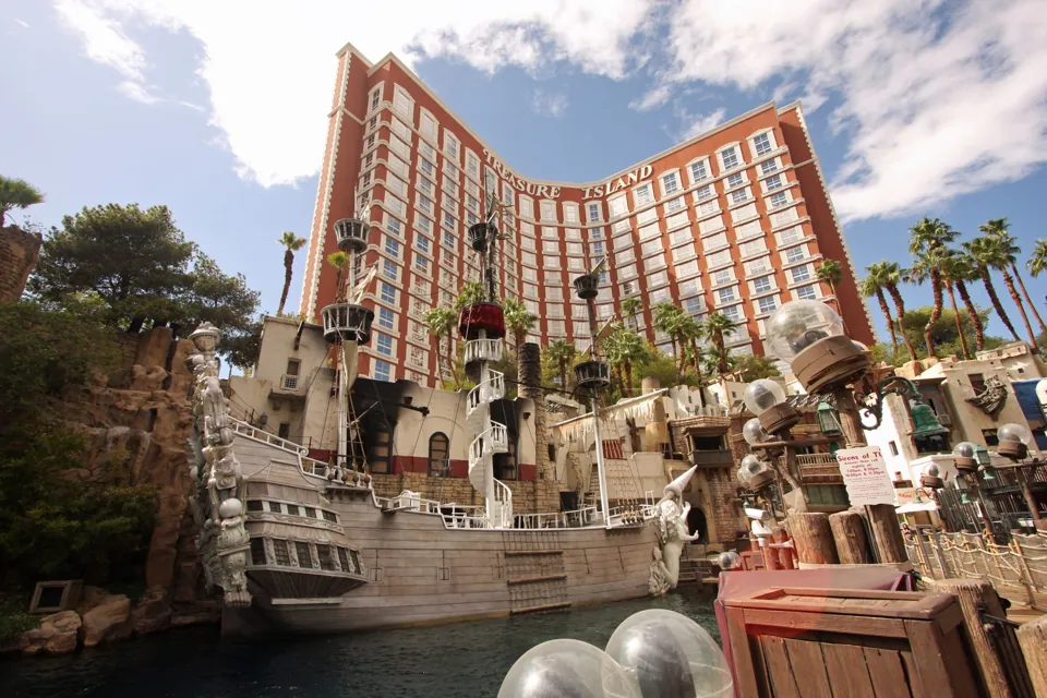 Treasure Island y decorados del antiguo espectáculo de piratas · archivo 2009; la función ya no se presenta