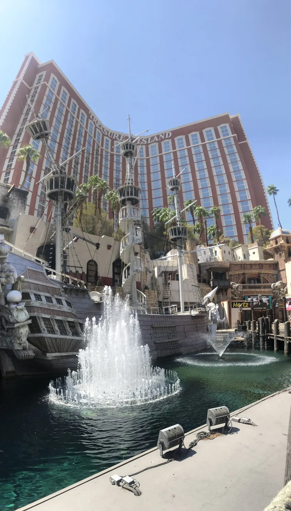 Exterior de Treasure Island y decorado de barcos · archivo 2018; el espectáculo de piratas terminó en 2013