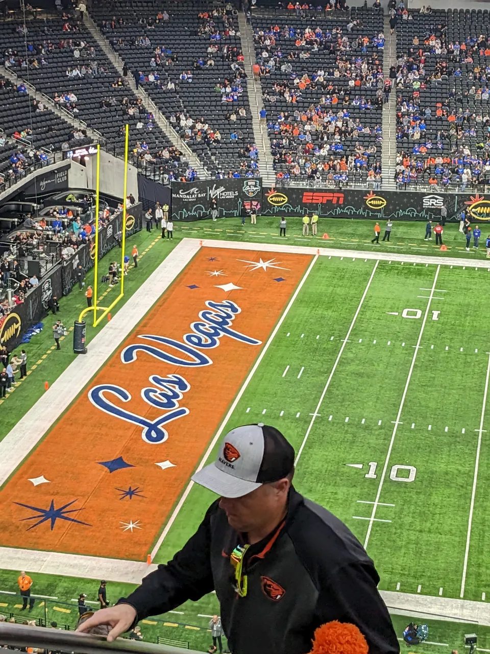 Zona de anotación del Las Vegas Bowl en Allegiant Stadium, con público y parte del campo, en diciembre de 2022