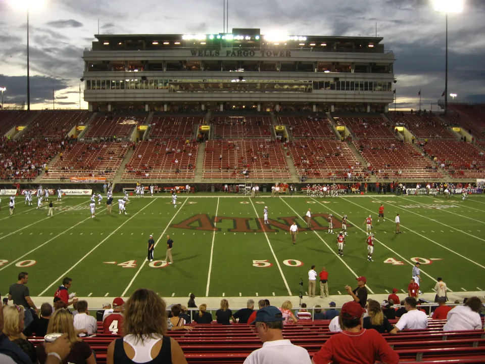 Campo de Sam Boyd Stadium con jugadores de UNLV y Nevada y público en las gradas, octubre de 2010