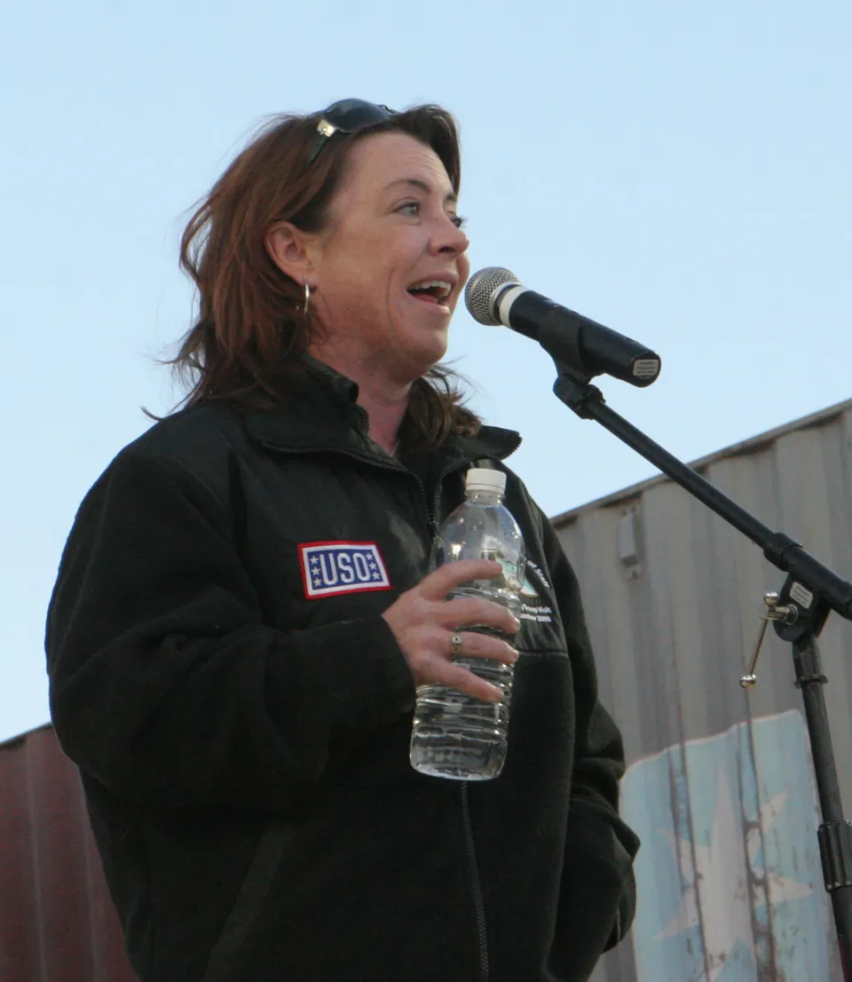 Kathleen Madigan durante USO Holiday Tour · 19 de diciembre de 2008. Fotografía de archivo; no corresponde a la presentación anunciada en Las Vegas.