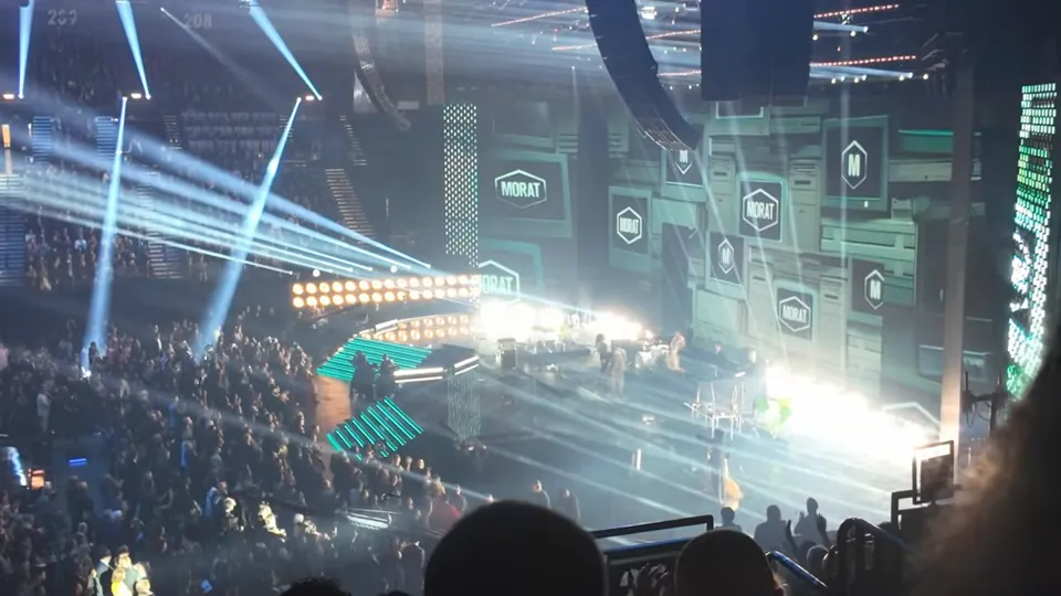 Escenario durante la presentación de Morat en el homenaje a la Persona del Año de los Latin GRAMMY 2025 en MGM Arena. La imagen de archivo no confirma participantes ni montaje de 2026.