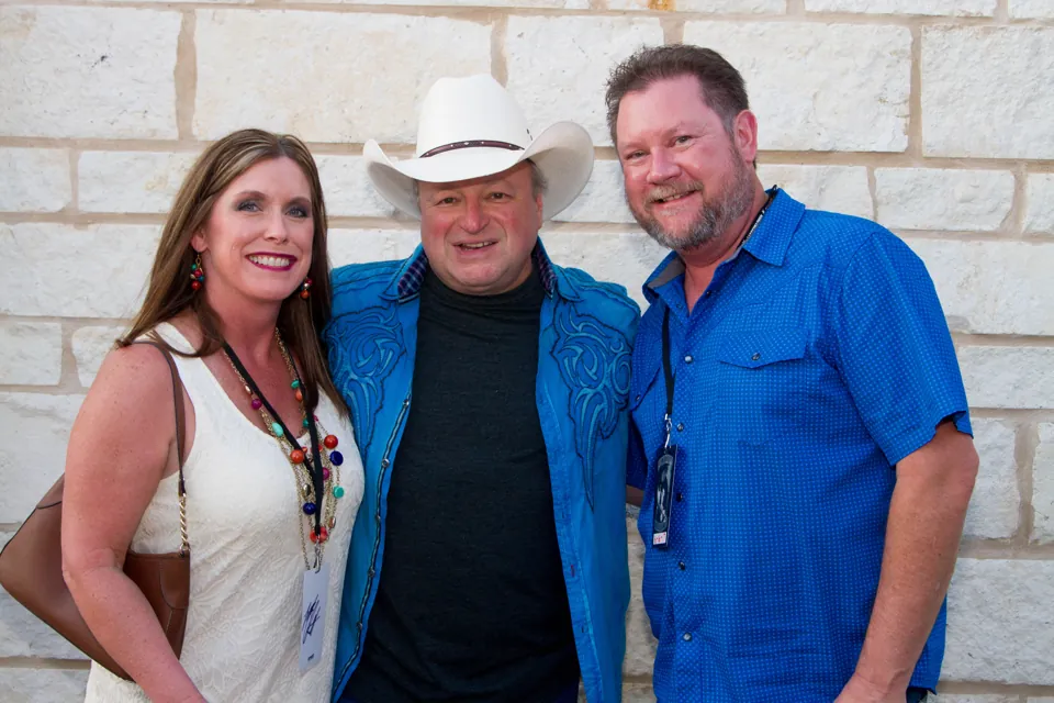 Mark Chesnutt, al centro, con otros asistentes en Redneck Country Club · archivo de 2017. Fotografía de archivo; no corresponde a la presentación anunciada en Las Vegas.