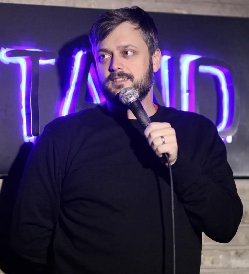 Nate Bargatze durante una actuación · archivo de febrero de 2017. Fotografía de archivo; no corresponde a la presentación anunciada en Las Vegas.
