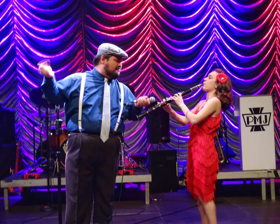 Mario Jose y Chloe Feoranzo en una actuación de Postmodern Jukebox en FZW Dortmund · 18 de marzo de 2018. El elenco de archivo no confirma el de Las Vegas. Fotografía de archivo; no corresponde a la presentación anunciada en Las Vegas.