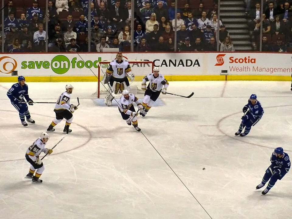Jugadores de Vegas Golden Knights durante su visita a Vancouver en Rogers Arena · 16 de noviembre de 2017. Archivo de otro partido; no representa el encuentro anunciado ni la alineación actual.