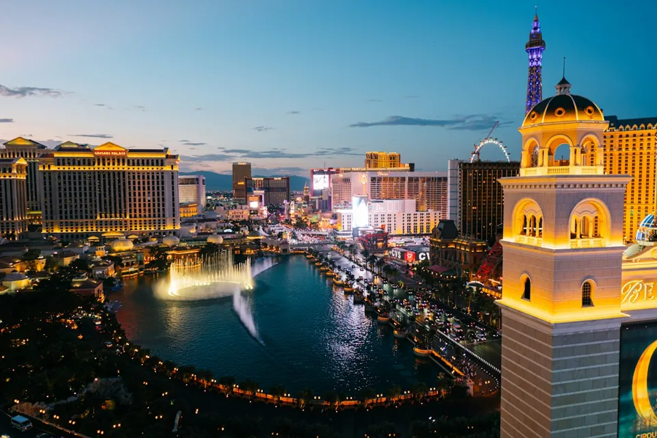 Panorámica del Strip y las fuentes de Bellagio en Las Vegas