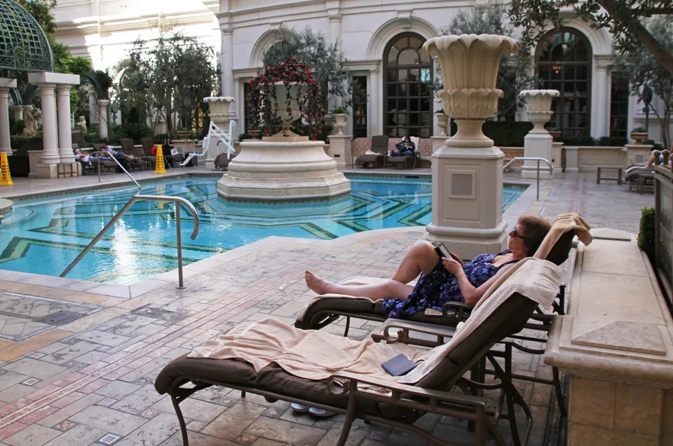 Alberca y camastros de The Venetian en 2014