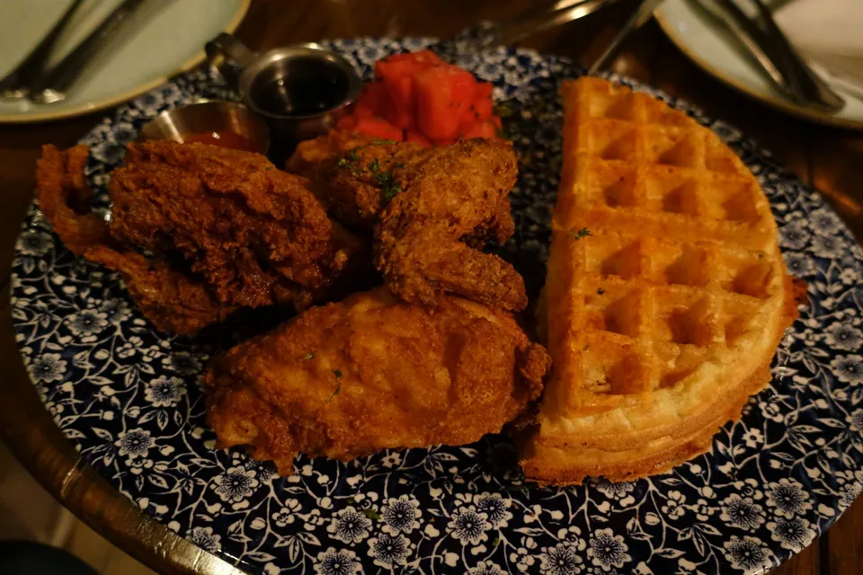 Pollo y waffles fotografiados en Yardbird Las Vegas
