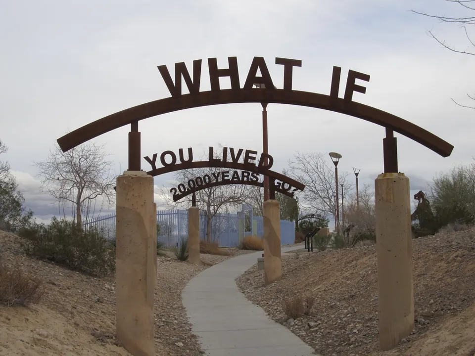Arcos con texto interpretativo y un sendero en Centennial Hills Park.