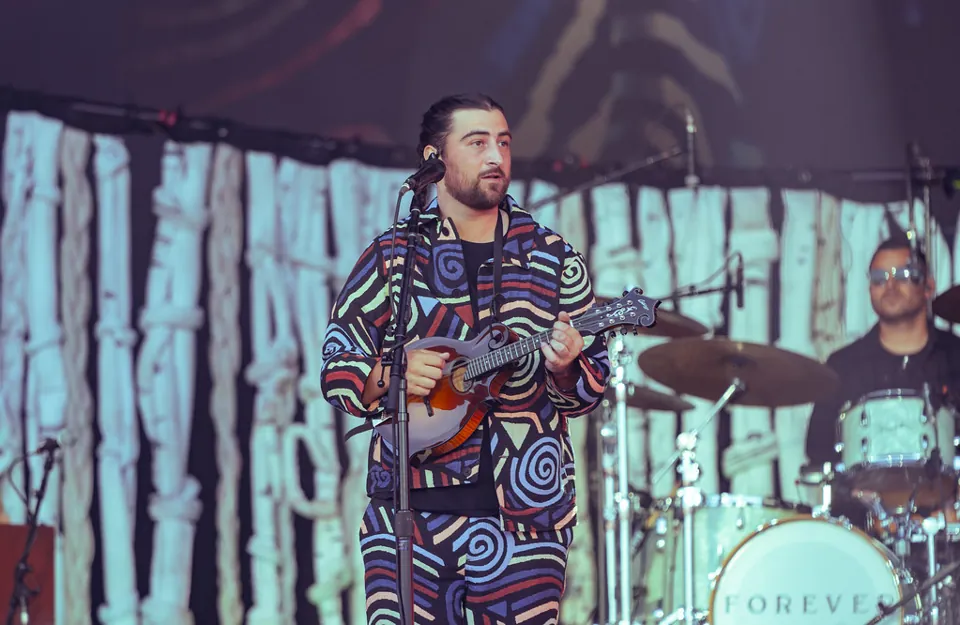 Noah Kahan con un instrumento de cuerda durante su actuación en Glastonbury en 2025.