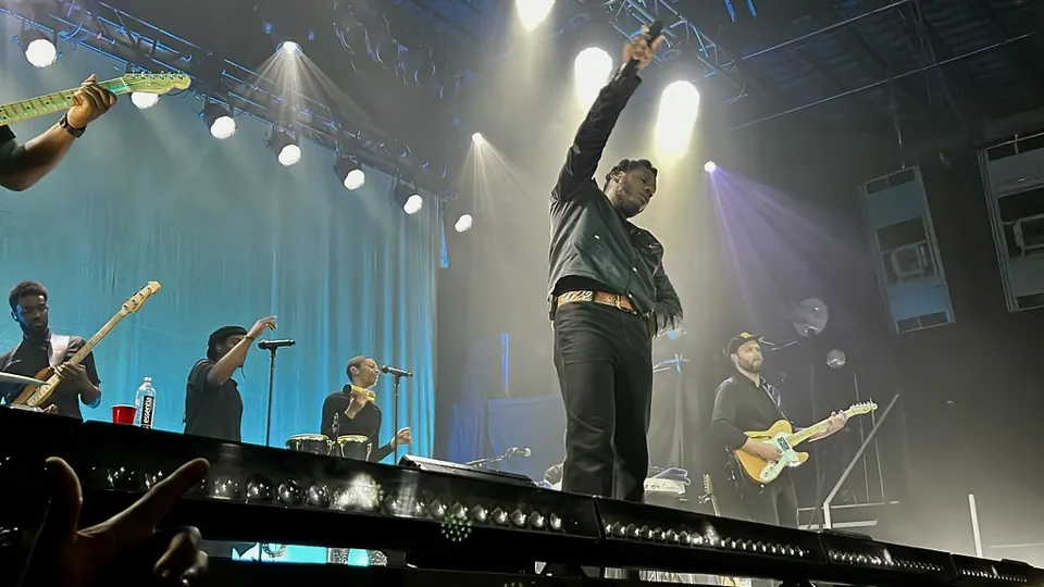 Leon Bridges canta en un escenario con su banda, fotografía de archivo de Minneapolis.
