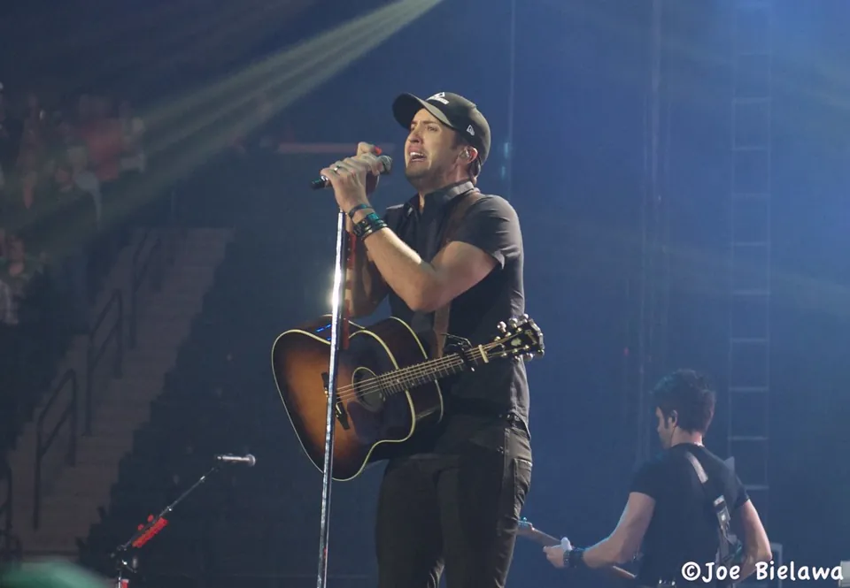 Luke Bryan canta con guitarra y micrófono en una fotografía de archivo de 2014.