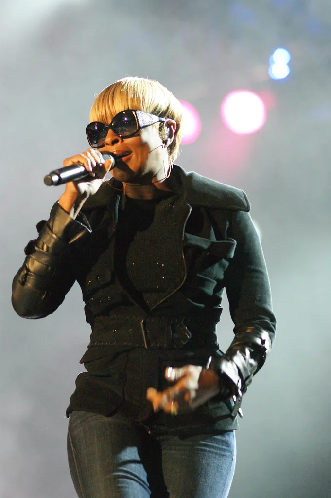 Mary J. Blige canta con un micrófono en Bumbershoot en 2010.