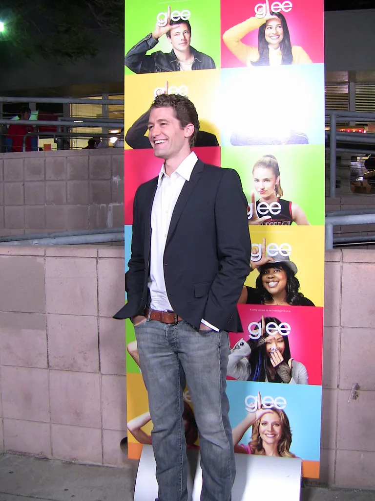 Matthew Morrison posa frente a un panel de Glee en Santa Monica en 2009.