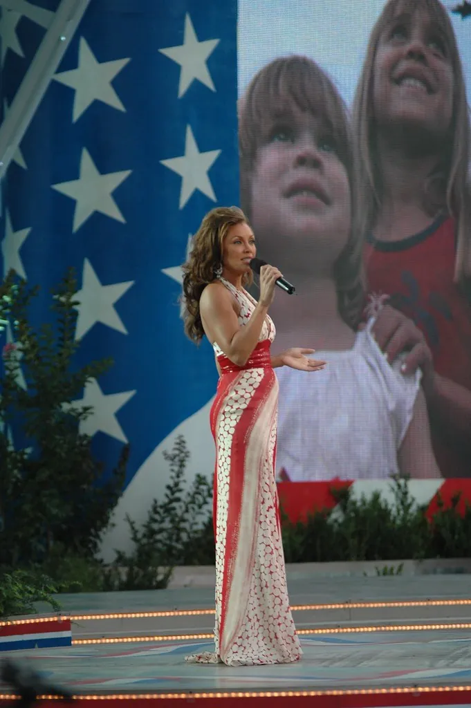 Vanessa Williams canta con micrófono sobre un escenario; fotografía de archivo de 2006.