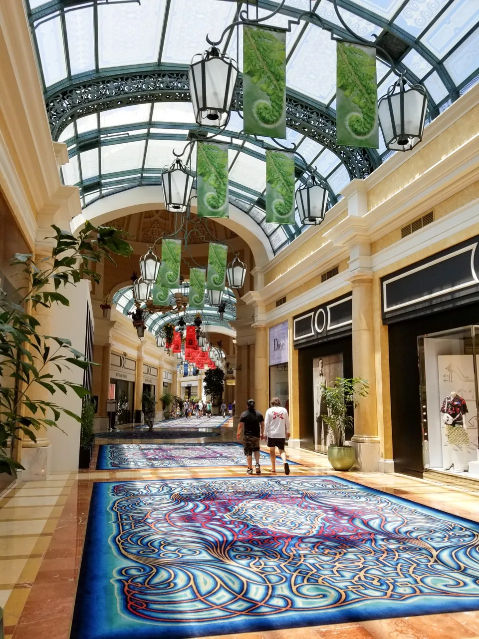 Pasillo de tiendas de Via Bellagio · archivo julio de 2018; las tiendas pueden haber cambiado.
